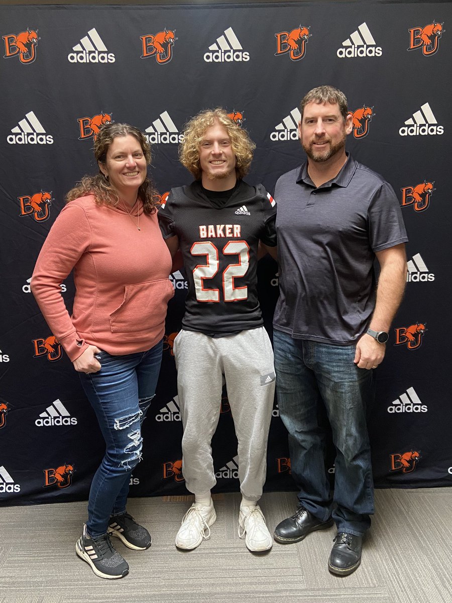 Therron_Meade's tweet photo. Blessed to have received an official offer from @BakerU_Football!! Thank you @bphenom17 @Coach_Tuck_47 for a great official visit! https://t.co/ztwaZw7ce3