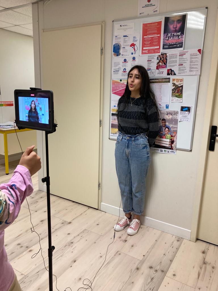 IFDEV78's tweet photo. Les apprenants de l'@IFDEV78 ont réalisé une vidéo pour souhaiter leurs meilleurs vœux à tous pour cette nouvelle année ! 👏 à la jeune volontaire  @ServiceCivique qui est à l'initiative de ce tournage. @OFII_France @MariaGeusa1 @Prefet78 @ManteslaJolie_ https://t.co/iY187nOwbr