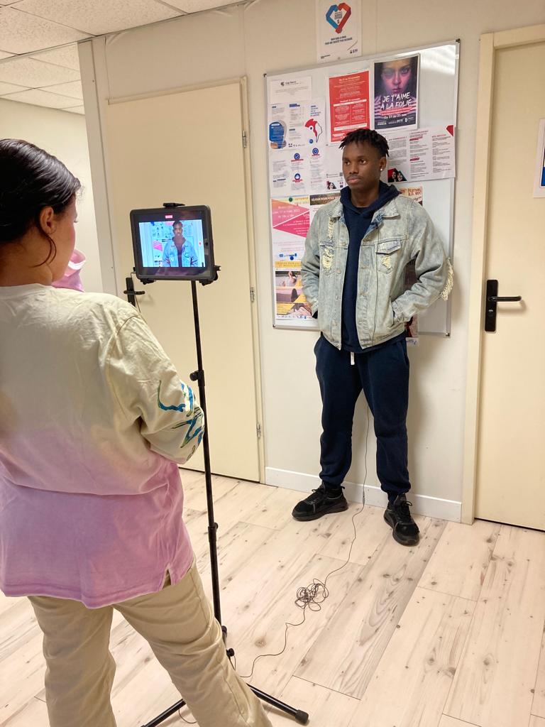 IFDEV78's tweet photo. Les apprenants de l'@IFDEV78 ont réalisé une vidéo pour souhaiter leurs meilleurs vœux à tous pour cette nouvelle année ! 👏 à la jeune volontaire  @ServiceCivique qui est à l'initiative de ce tournage. @OFII_France @MariaGeusa1 @Prefet78 @ManteslaJolie_ https://t.co/iY187nOwbr