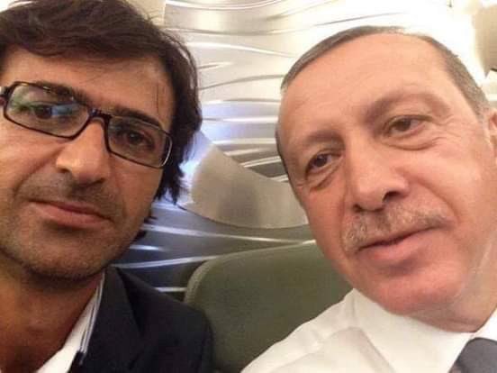 nasuhbektas's tweet photo. Cumhurbaşkanın uçağında, cumhurbaşkanıyla selfie çektiren, uçağa binerken askerlerle dalga geçip paylaşan bu şahıs kim? PKK terör örgütünün dağ kadrosuna üye olmaktan tam 13 yıl ceza alan ve hapis yatan Kurtuluş Tayiz . AKP yandaşsan her şey serbest https://t.co/57CbOUymmw
