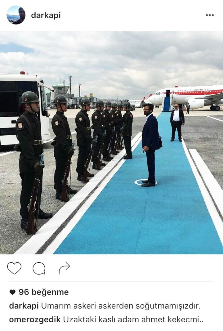 nasuhbektas's tweet photo. Cumhurbaşkanın uçağında, cumhurbaşkanıyla selfie çektiren, uçağa binerken askerlerle dalga geçip paylaşan bu şahıs kim? PKK terör örgütünün dağ kadrosuna üye olmaktan tam 13 yıl ceza alan ve hapis yatan Kurtuluş Tayiz . AKP yandaşsan her şey serbest https://t.co/57CbOUymmw
