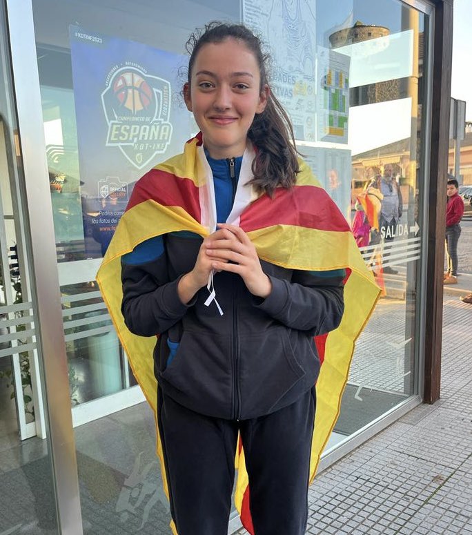 BasketAlmeda's tweet photo. 👉🏻 La Sandra Moreno lluitarà per les medalles amb la selecció catalana Cadet femenina al #KDTINF23. Victòria a quarts contra Aragó i bitllet per a les Semifinals! A continuar gaudint!🖤💛 https://t.co/o4I3IkqYCy