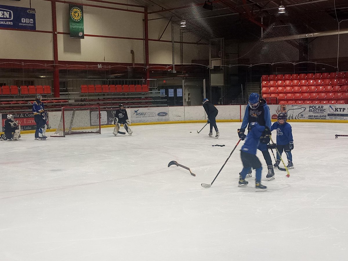 Whoa look at the size differences! Half Our U18AAA’s are helping out the @LMHARoughnecks U9 team with guidance from @200Hockey / lots of #skills #smiles and #stickhandling Way to be some good role models boys #bluebuckets #coaching #mentors #thefutureLJAC
