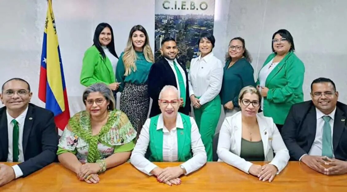 noticierovv's tweet photo. #Política | Proclaman nueva junta directiva de la Cámara Inmobiliaria de Bolívar para el período 2023-25

Amplía la información aquí: https://t.co/sEAXrWBaH6

#NoticieroVV #5Ene https://t.co/v1YXORjTjL