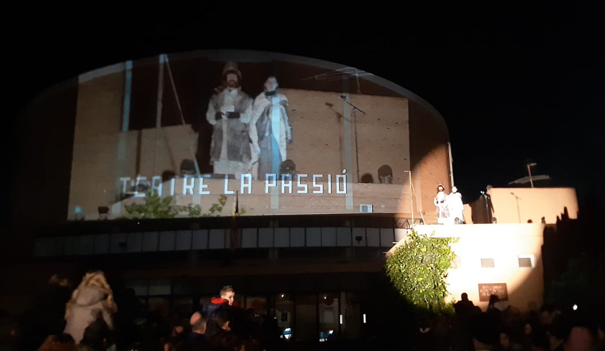 esparreguera's tweet photo. 👑 En marxa l'arribada de Ses Majestats els #Reis Mags d'Orient davant del Teatre de La Passió. Els #patges reials Amira i Salim han fet la rebuda i presentació de cada Rei, que enguany renoven vestuari i carrosses #Esparreguera #Nadal #cultura https://t.co/E6TKwUzkGF