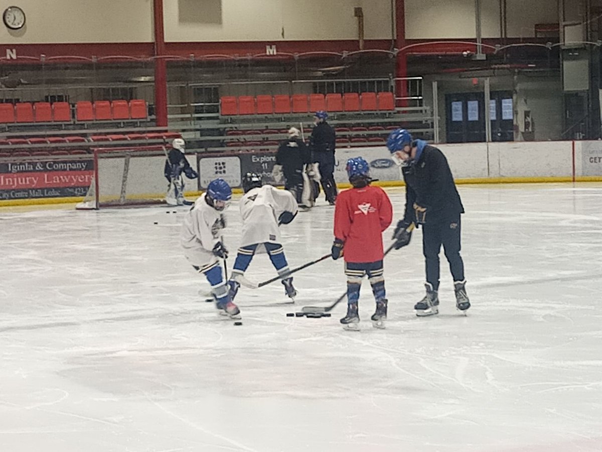 LJACU18AAA's tweet photo. Here are the other half of our U18AAA’s lined up and ready to get working on skills with the @LMHARoughnecks U11 HADP team #littlemeBIGwe #coaching #mentors #thefutureLJAC So many good #habits and #hardskills being worked on #development #leadership https://t.co/iG0kDZIAmp