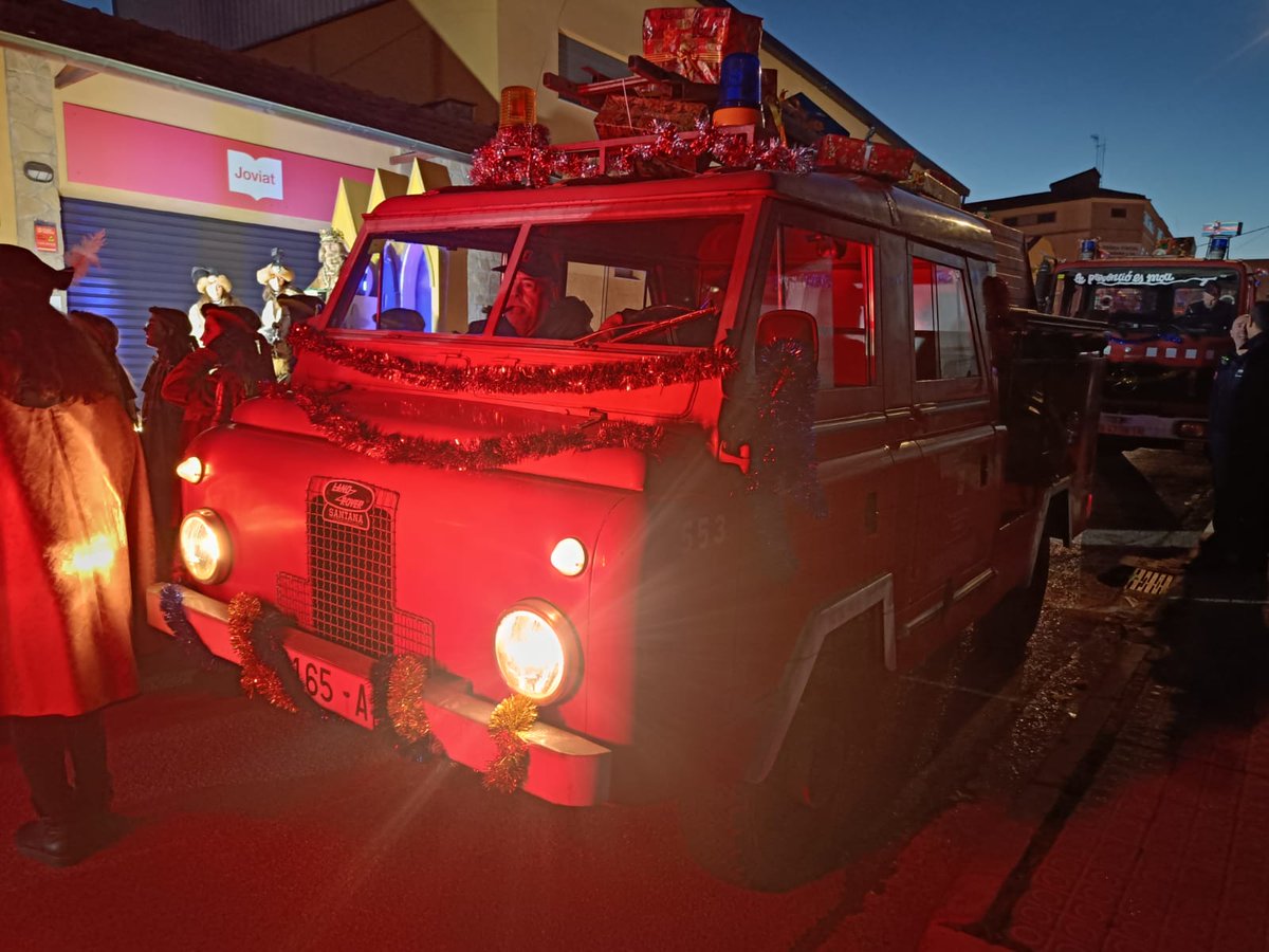 bomberscat's tweet photo. 🚒 Ara, a Manresa, ja tenim a l'Associació de restauradors de vehicles antics de #bomberscat a punt de participar, com cada any, en l'acompanyament de Ses Majestats per la ciutat 👑👑👑 https://t.co/Fgvoe8N6nL