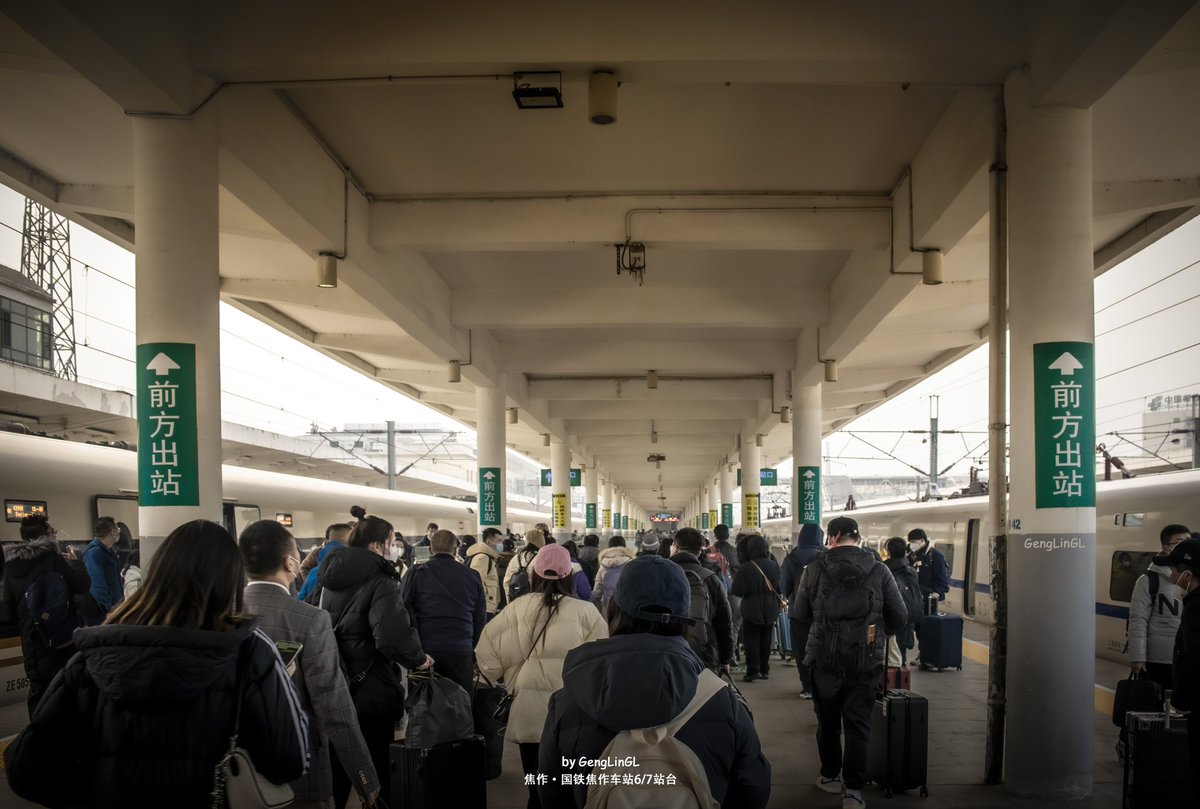 gngln11's tweet photo. Figure 1 shows platforms 6 and 7 of Jiaozuo Railway Station, and Figure 2 shows the outbound passenger flow from G1948 at the south exit of Jiaozuo Station to Jiaozuo Railway Station, about 860 people. https://t.co/r3ycwi0UZL