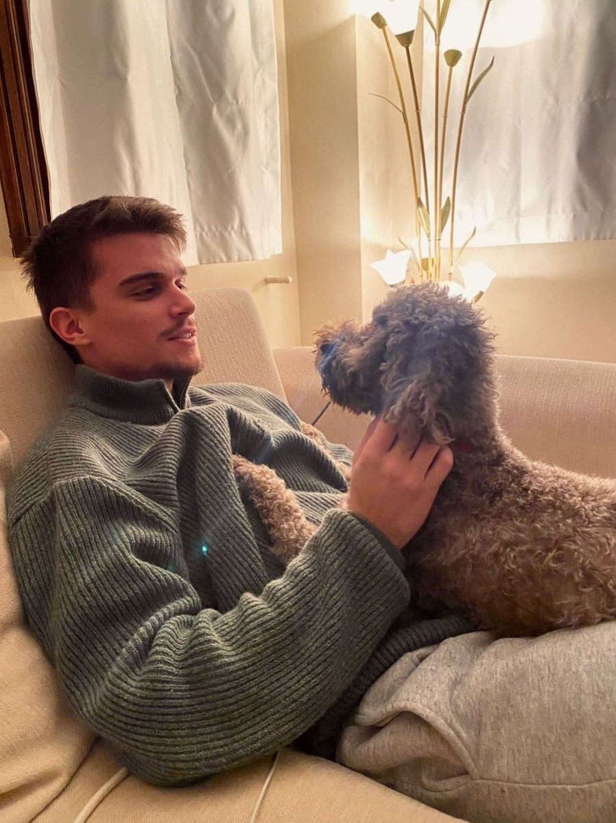 atabyerrs's tweet photo. so cuteeee 💖💖🙈🙈🙈 #coler #erenören https://t.co/B758HQj3yT