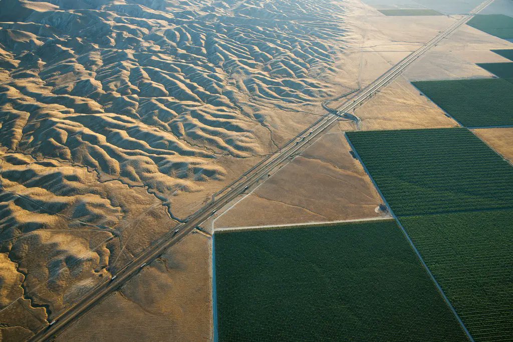 samdknowlton's tweet photo. In the last 100 yrs, California's Central Valley has overdrawn the aquifer (extracted more water than has been replenished with rain or snow) by more than 122 million acre-feet, or 45 trillion gallons

As much as 80% of this water goes to agriculture https://t.co/7w8mFyiUo5