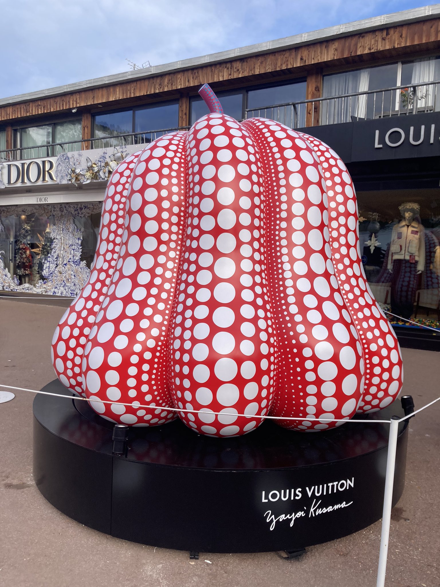 150 days of winter on X: Giant pumpkins #yayoikusama #louisvuitton #lvmh # courchevel  / X