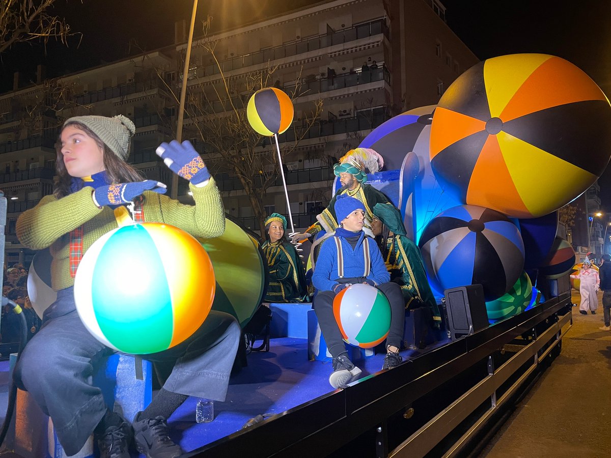 bdncom's tweet image. La carrossa del rei Baltasar de la #CavalcadaBDN està basada enguany en el joc. És per això que per representar-ho compta amb un bon grapat de pilotes inflables a la seva comitiva reial! #Badalona