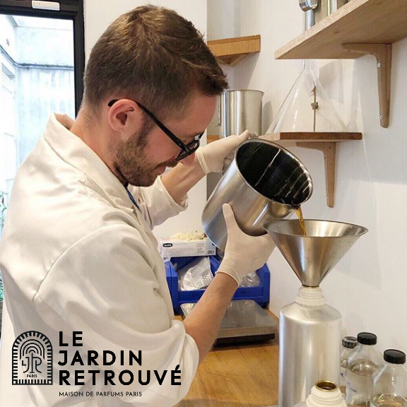 JardinRetrouve's tweet photo. "I like Osmanthus because aside from its fruity element it has a very sophisticated almost leathery facet. It reminds me of my childhood in Provence." π
Perfumer Maxence Moutte
https://t.co/RcEHERZ1e9
#ecofriendly #sustainable #reuse #scentedstem #lejardinretrouve #madeinFrance https://t.co/o6GrR7i0bt