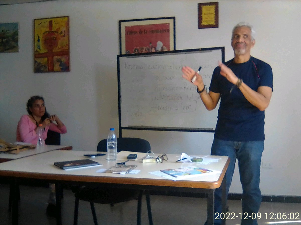 Mppc_Aragua's tweet photo. #9dic #GestiónCulturalEnAcción Mediante el uso de diversas estrategias planteadas en su libro "A Leer se Aprende Leyendo" @RodMedinaL de @cenal_ve dictó taller "Mediación de Lectura" a una veintena de mediadores del Libro y la Lectura de distintos municipios del estado #Aragua https://t.co/2NcvlqoH5d
