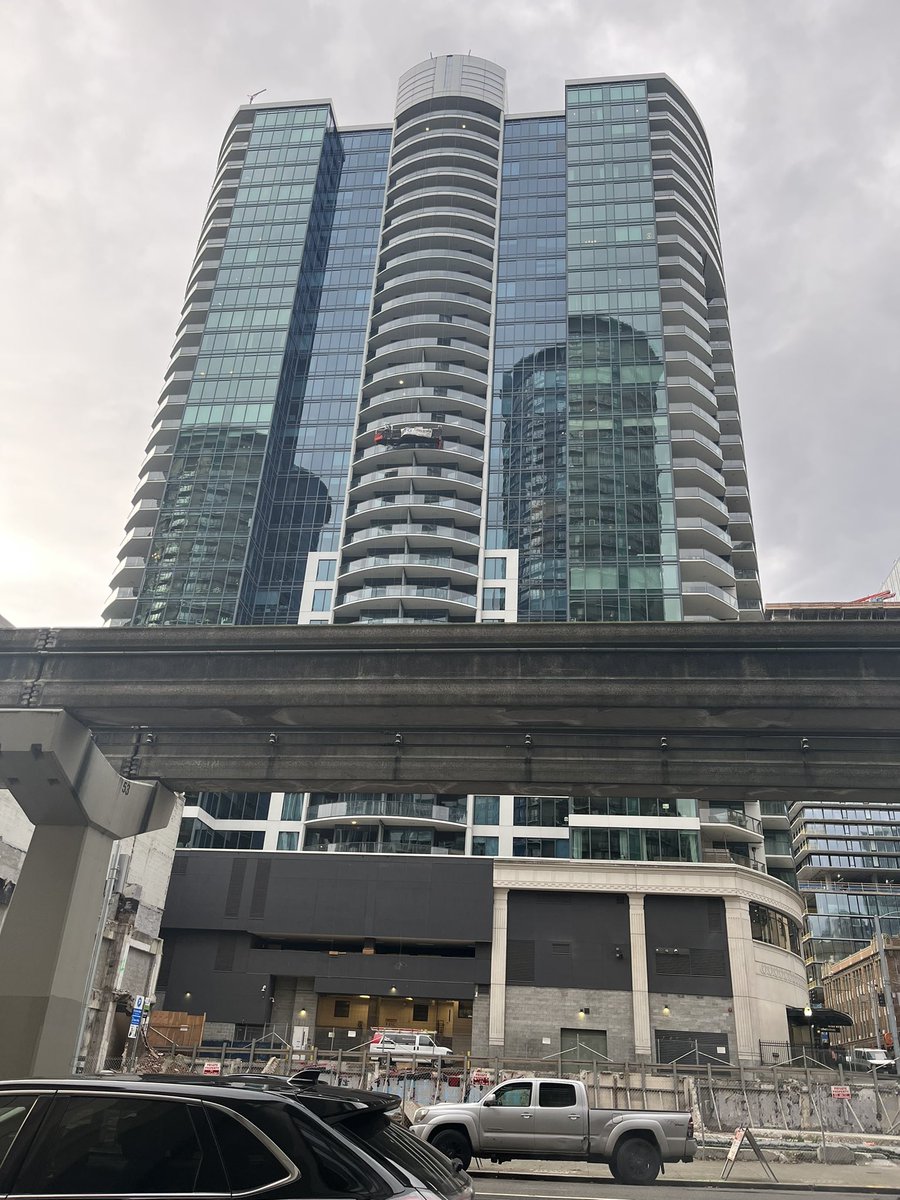 WishesForGrey's tweet photo. I’m at a conference downtown today that’s right in the shadow of Escala. #BillionaireFishingSoIDontHaveToGoBackIn https://t.co/CogP8sTb7T