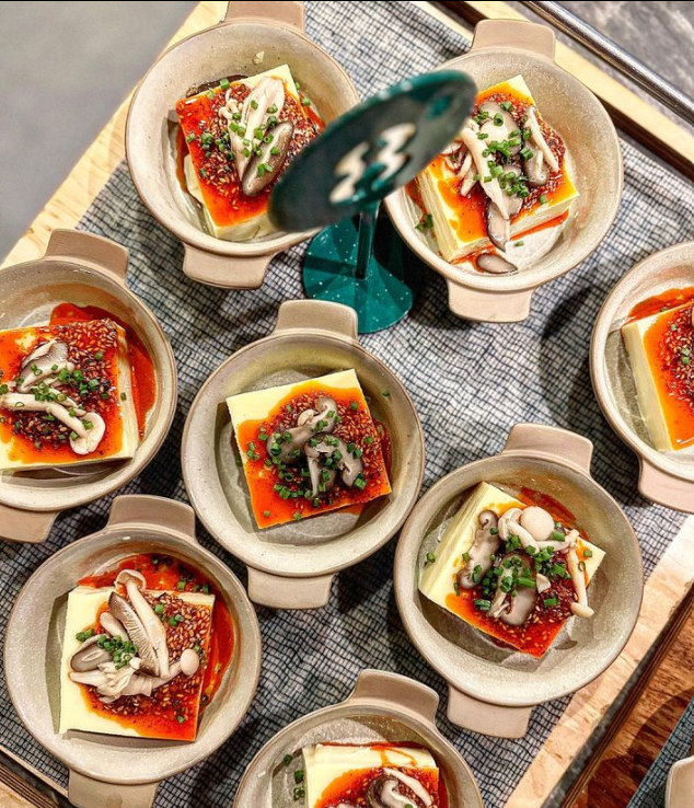 What a tofu-riffic feast!😊 ✨🌟

We are excited to feature this Steamed Egg Tofu topped and a Vibrant Garlic-Chile Oil from State Bird Provisions.✨

See you there!😊 

📍📸@statebirdprovisions🌟

#TheEatGuide #tofu #tofurecipes #tofulover #eggtofu #steam #pickled #honshimeji