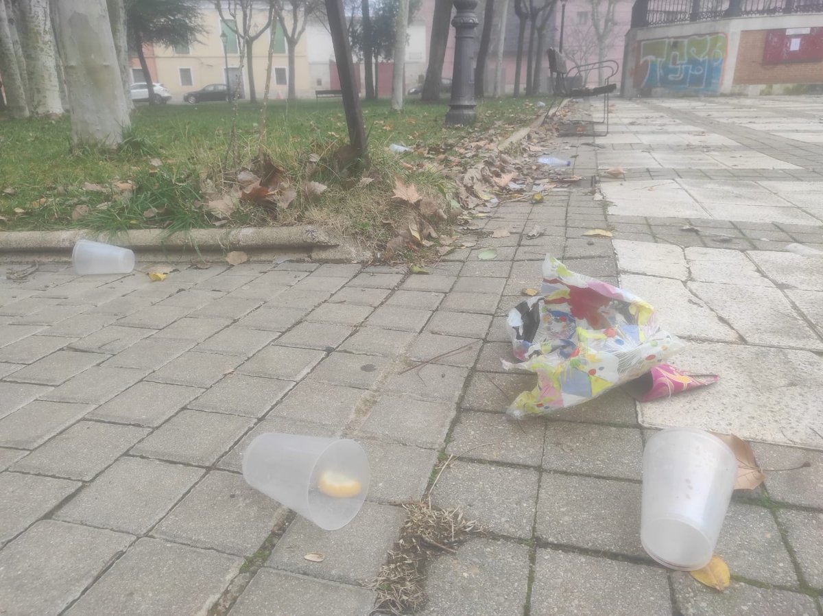 ZamoraViva1's tweet photo. Restos de las Fiestas y de los botellones estos días en #Toro.
Podríamos hacer todos un esfuerzo en ser más civilizados y el Ayuntamiento hacer el esfuerzo en no dejar la basura 3 o 4 días sin limpiar, la imagen de la dejadez es total.
#basurasno
#comportate
#pagamosimpuestos https://t.co/fYX99iYPOz