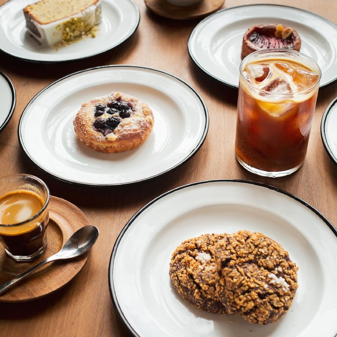La increíble pastelería de Mostrador Santa Teresita Olivos.
Inspiración: budín marmolado de chocolate y naranja, relleno de dulce de leche; cookie, frangipane y torta de limón.
#FernandoTrocca #TroccaMundo #MostradorOlivos #pasteleria #Argentina