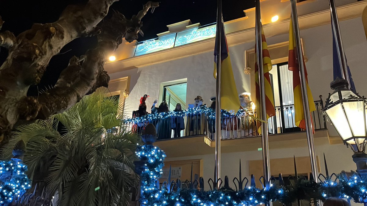 👑Ses Majestats els Reis Mags d'Orient ja han arribat a #Begur!

Després de la Cavalcada i rebre'ls al balcó de l'Ajuntament, han esperat als més menuts als seus campaments reials abans de la visita a totes les cases aquesta nit.

🎦Mira't aquí el vídeo: bit.ly/CavalcadaBegur…
