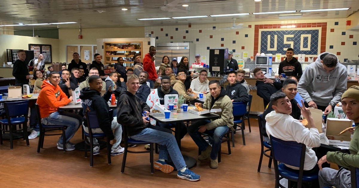The_USO's tweet photo. Service members returning home from deployment stopped by USO Missouri to eat &amp; relax before hitting the road. ✈️ Safe travels to all! #BeTheForce https://t.co/HuJdysxrLh