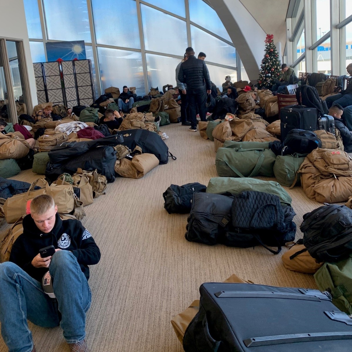 The_USO's tweet photo. Service members returning home from deployment stopped by USO Missouri to eat &amp; relax before hitting the road. ✈️ Safe travels to all! #BeTheForce https://t.co/HuJdysxrLh