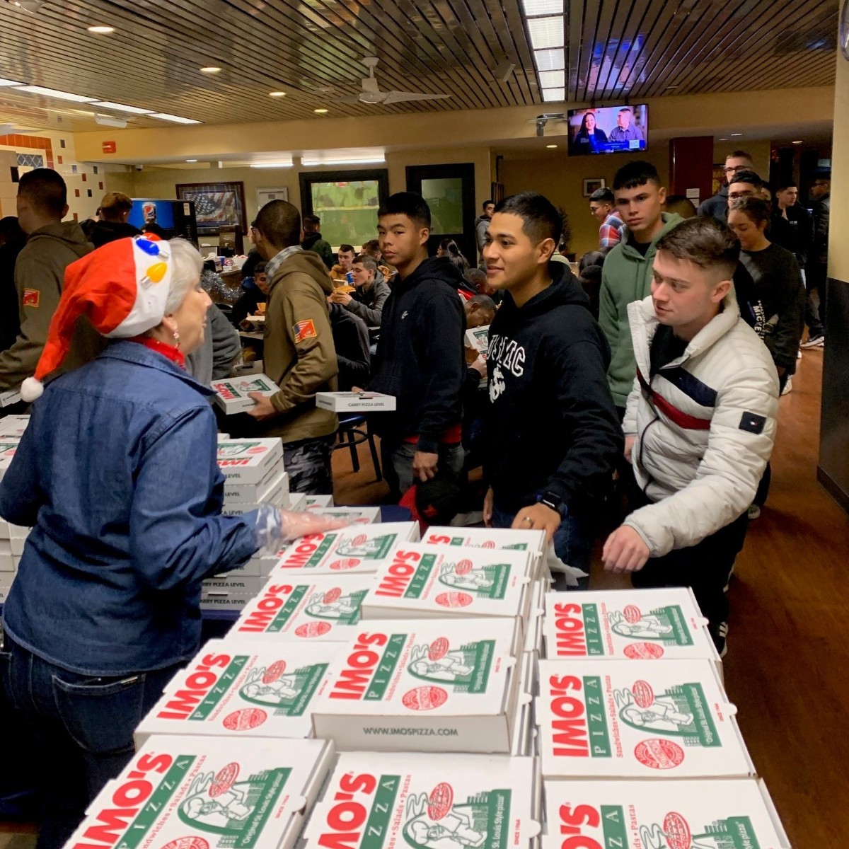 The_USO's tweet photo. Service members returning home from deployment stopped by USO Missouri to eat &amp; relax before hitting the road. ✈️ Safe travels to all! #BeTheForce https://t.co/HuJdysxrLh