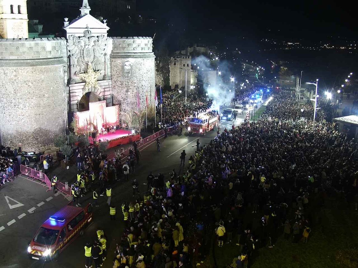 Espectacular !!!! 
#Bisagra 
#CabalgataDeReyes #ReyesMagos2023 #Toledo 
📸 Ayuntamiento