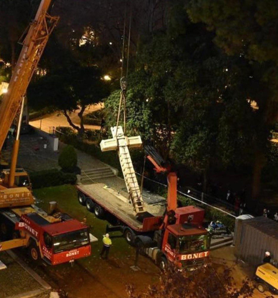 jandcalderon985's tweet photo. España es ese país que mientras se derriban cruces, se dedica a construir el Buda más grande de Occidente.

Somos imbéciles. https://t.co/aJC4eurmIN