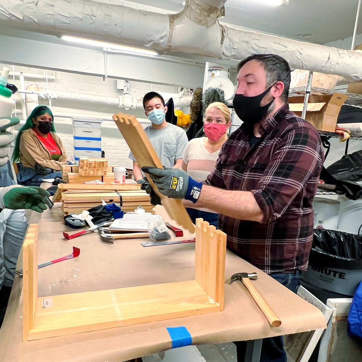 January is a great time to plan your beekeeping setup for the coming spring. Make sure your hive equipment is in good order &amp; your gear is ready. If your hive is dead or is too weak, get your bee order in asap. More recs at nycbeekeeper.com/beekeepers-cal… #urbanbeekeeping #nycbeekeeper