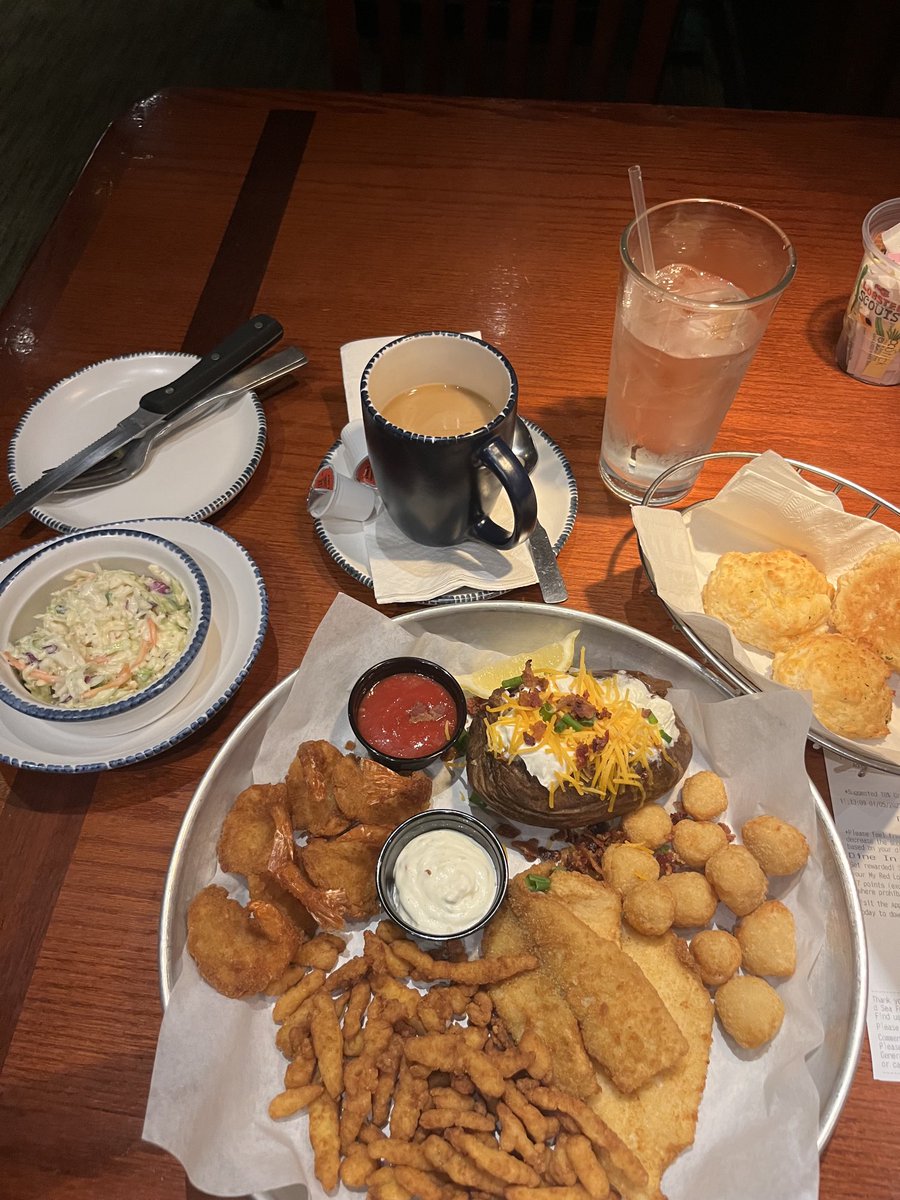 29_rm's tweet photo. Had a amazing lunch today at @redlobster #Timesqaure #NYC 10/10 @Crimson_Blad3s @IzzyLHill @IBanshee35 @LoganJrChef @GoodGuyKota @ShayneChef @Manic_Socratic https://t.co/7qRHPcqYHu