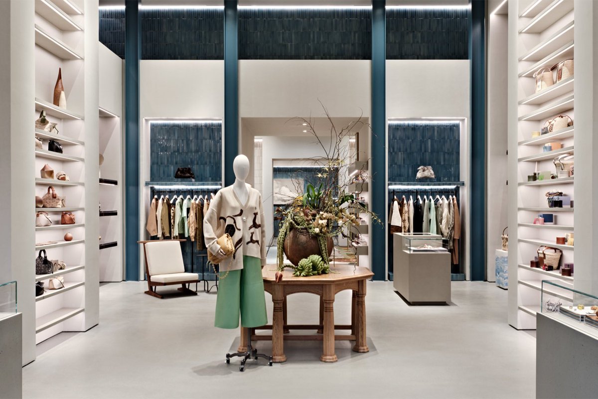 RomeroGenel's tweet photo. ¿ Y el ganador es ..? Comienza la cuenta atrás para elegir las mejores #vitrinas y #experiencias #visualmerchandaising de marcar en los @WindowsWear #Awards 
https://t.co/XKy61Iq27H
#escaparatismo https://t.co/LXgyqVEFGj