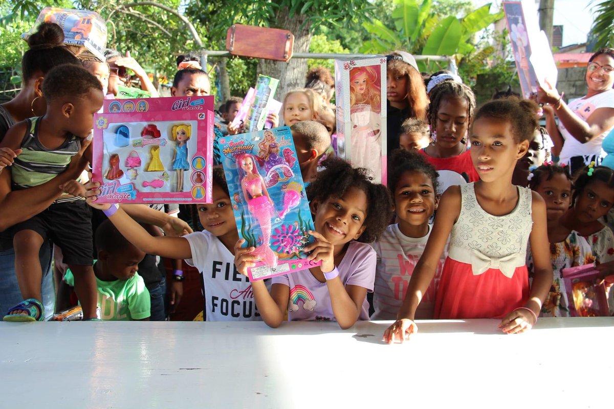 AyuntamientoVPC's tweet photo. Con motivo del día de Los Reyes Magos, el alcalde de #VeronPc, @manolitoramirez_ , llevó sonrisas, juguetes, diversión y alegría a la Comunidad del Macao y la Ceiba, dónde cientos de niños se le entregaron juguetes para celebrar esa memorable fecha.
#Diadereyesmagos https://t.co/SDDDeiqvmv