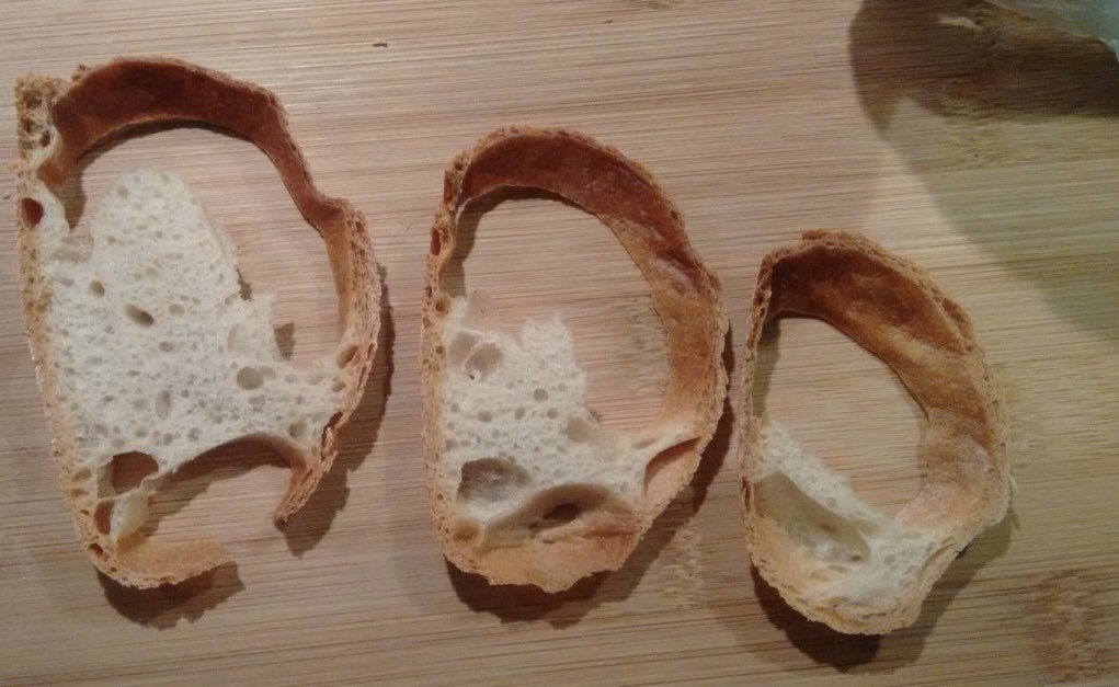TygodnikNIE's tweet photo. Ten chleb, co go Glapiński kupuje po 2,99 zł: https://t.co/s2PFkozCQF