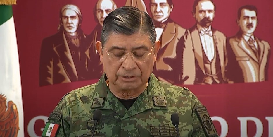 proceso's tweet photo. El titular de la Sedena, Luis Cresencio Sandoval, aseguró que la detención de Ovidio Guzmán fue el resultado de un trabajo de seis meses de labores de investigación. https://t.co/qKoqGMS9hj