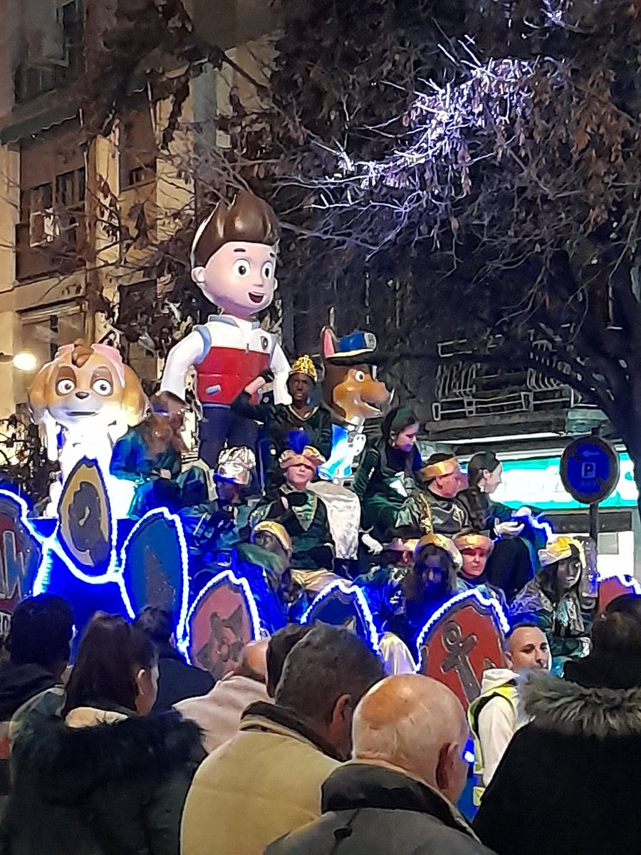 rafnical2022's tweet image. Como disfrutan grandes y pequeños con la #Cabalgata2023 #Reyes2023