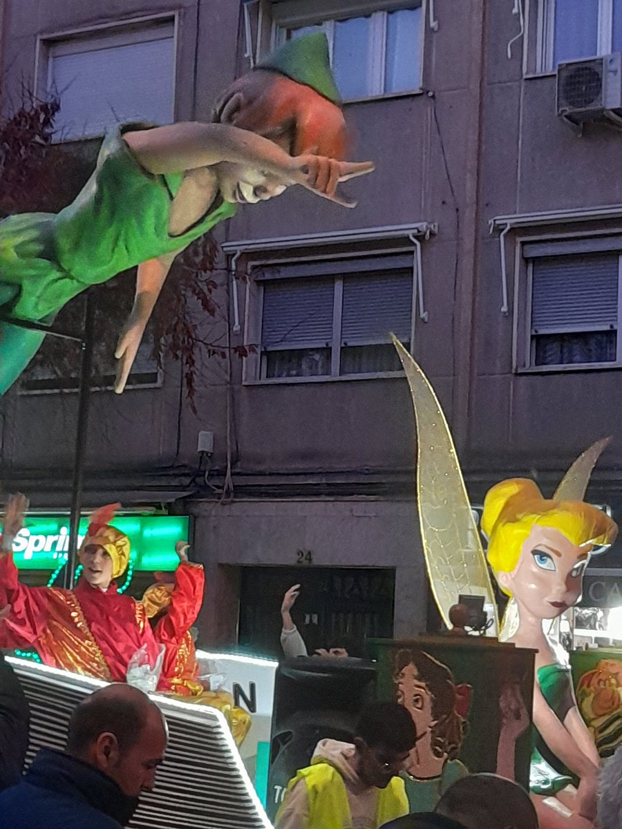 rafnical2022's tweet image. Como disfrutan grandes y pequeños con la #Cabalgata2023 #Reyes2023