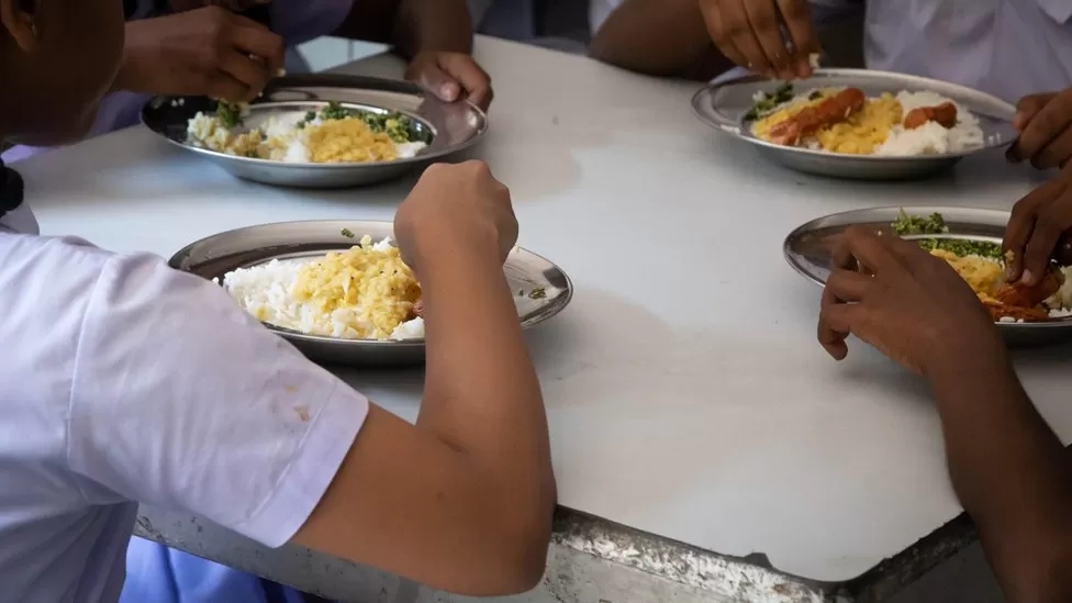 IsharaDanasekar's tweet photo. "All these kids used to go to school every day. I don't have the money to send them now," 

Reported for @bbcworldservice  from #SriLanka with @TomDonkinBBC, one of the excellent people that I've work with, &amp; @Megasidesh @22Dinuk 's massive support.

https://t.co/s7RC9YFxQC https://t.co/Q3ZlmVYUp4