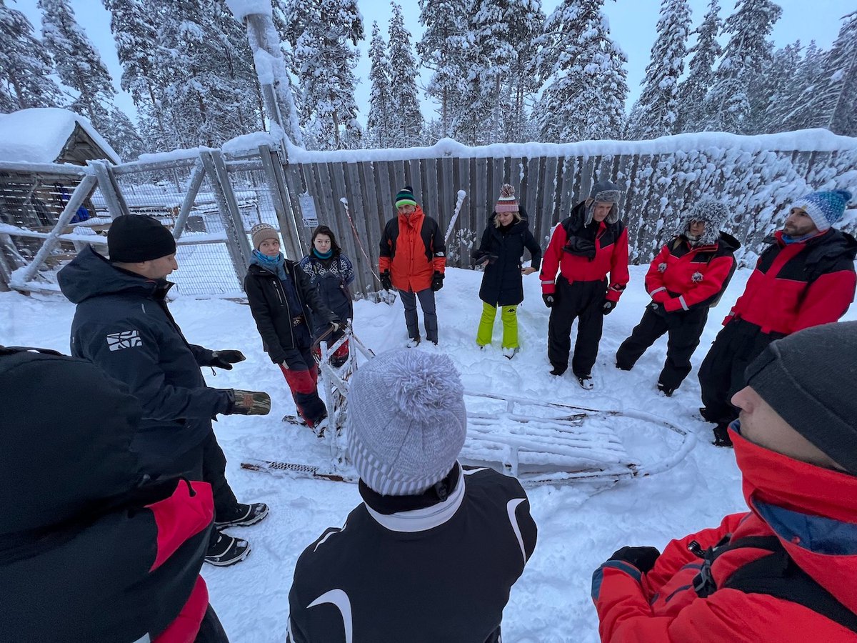 50 #sleddogs, more than eager to go to work, pulling the sledge. Our guests from #Italy had this wonderful experience, in cooperation with @arcticriverlodge. It all started with a security briefing.
.

#swedishlapland #heartoflapland #filipsborg #lapland #hotel #alaskanhuskie