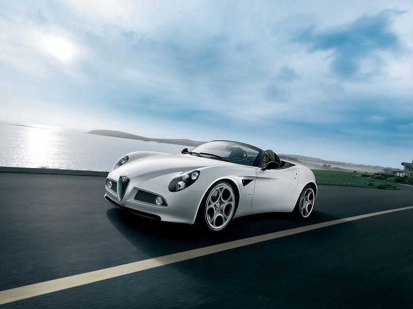 ⚪️ #SuperCarSunday  👉  #AlfaRomeo  🇮🇹  8C Spider 🍀

© Motor1