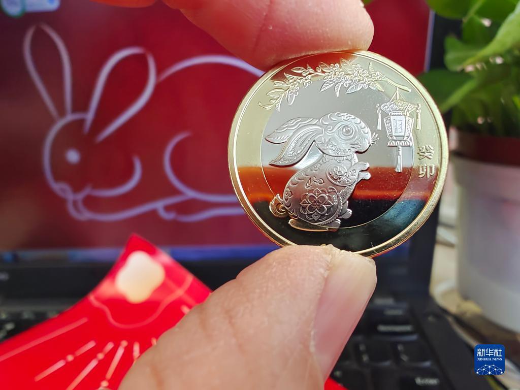 PDChinese's tweet photo. 【2023年賀歲雙色銅合金紀念幣開始兌換】1月5日，由中國人民銀行發行的2023年賀歲雙色銅合金紀念幣開始兌換。該雙色銅合金紀念幣面額10元，發行數量1.2億枚，採取預約兌換方式發行。 https://t.co/lFDT9qX4Lv