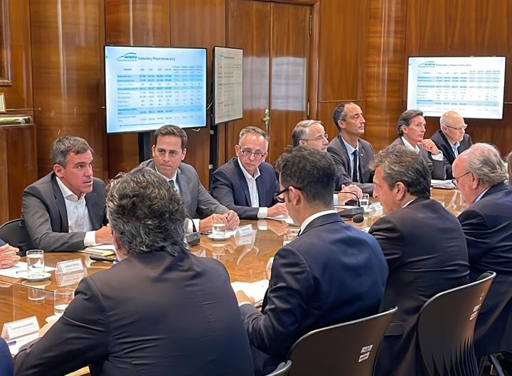 📌Reunión ADEFA y la Cadena de Valor con el titular del Palacio de Hacienda, <a href="/SergioMassa/">Sergio Massa</a> y el secretario de Industria, <a href="/dmvasco/">Vasco de Mendiguren</a> 👉 #comunicado adefa.org.ar/es/prensa-leer… 🛻🚙🚗🏭🌐🇦🇷📊