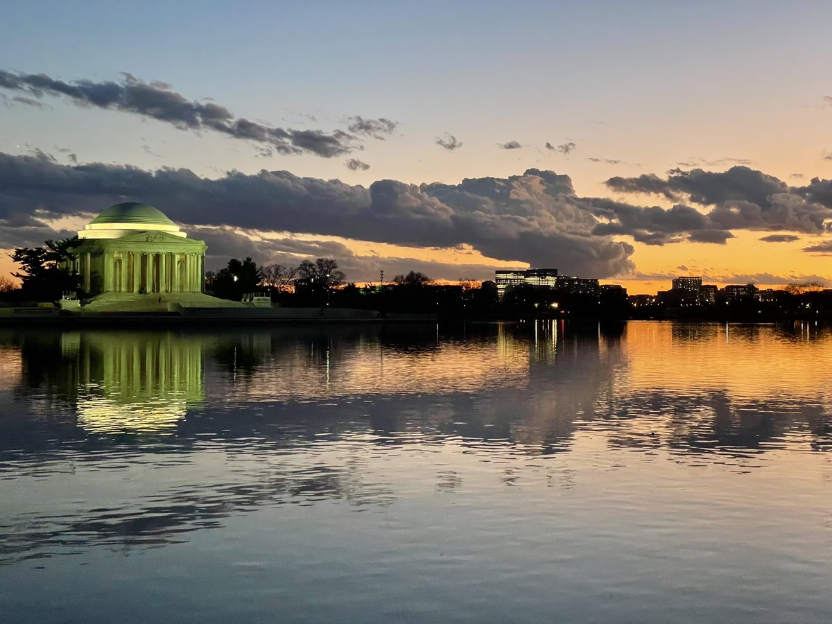 Conthescene's tweet photo. Pretty reflections on the Tidal Basin just after sunset in DC today https://t.co/aTBcpwNaUu