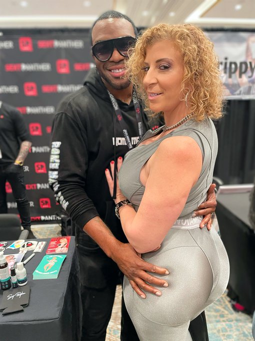 2 pic. Look who's at @AEexpo

 @sarajayxxx & @romemajorxxx reunited & it feels so fckn good 🙌

Make sure