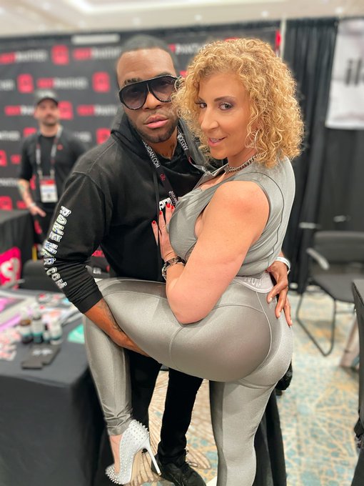 1 pic. Look who's at @AEexpo

 @sarajayxxx & @romemajorxxx reunited & it feels so fckn good 🙌

Make sure