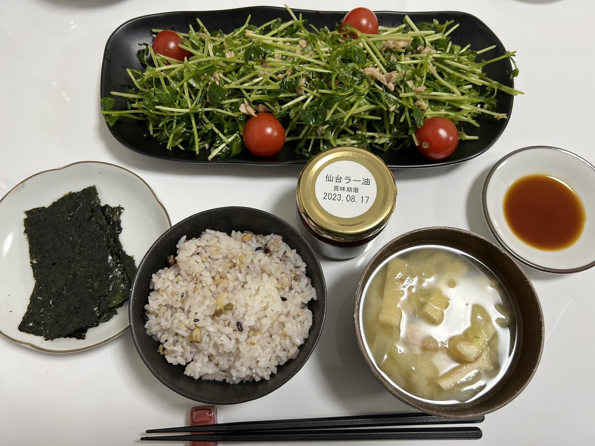 おばあちゃんからもらった新海苔とお土産で頂いた牛タンラー油が絶品✨！！ ご飯のお供があれはおかずいらず😂✌🏽