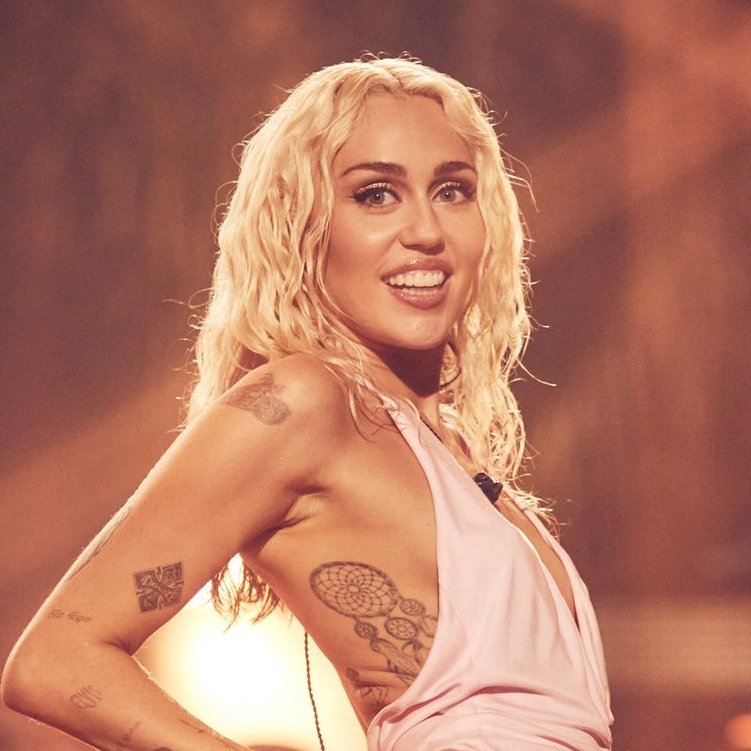 themileynow's tweet photo. ELA TEM O POVO! De acordo com José Norberto Flesch, Miley Cyrus é a 13º artista mais pedida pelo público para fazer shows no Brasil.

— O jornalista revelou que irá enviar os nomes que compõem a lista para as produtoras de shows no país! https://t.co/2nt7TymPeJ