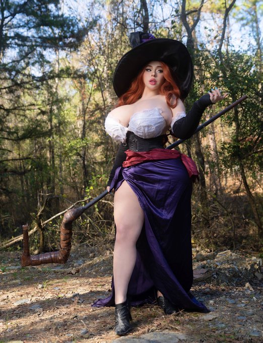 Witchaayyy woman 🧙&zwj;♀️✨💦 Sorceress from Dragon&rsquo;s Crown cosplay 🐉👑 Full set dropping tomorrow💕 🔗 in bio