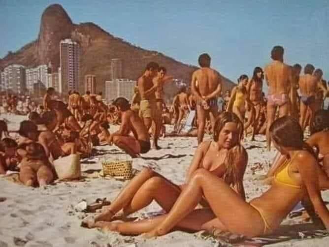Platja el 1970. No hi ha obesitat, tatuatges, ni implants de plàstic. No hi ha llits de platja perquè estirar-se a la sorra desestressa, no hi ha para-sols perquè el Sol en bona mesura enforteix la salut, ni hi ha ulleres de sol ni cremes tòxiques.