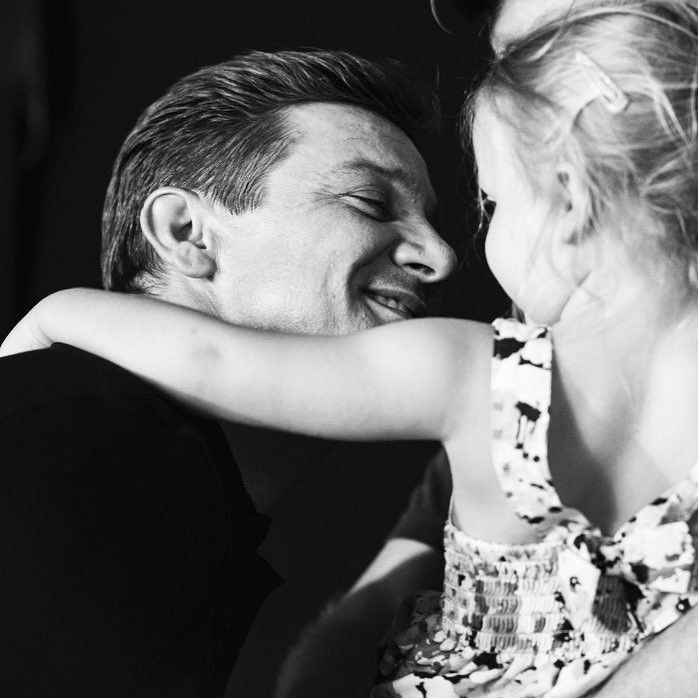 Cmdr_Sinclair's tweet photo. Keep praying for #JeremyRenner, his daughter and family! He has a long, difficult journey of recovery ahead and needs all our love and support!
#HawkeyeStrong
#RennerStrong
#JeremyRennerStrong
#PrayersForJeremyRenner #PrayingForJeremyRenner
#JeremyRennerAccident https://t.co/hq5NFChBT7