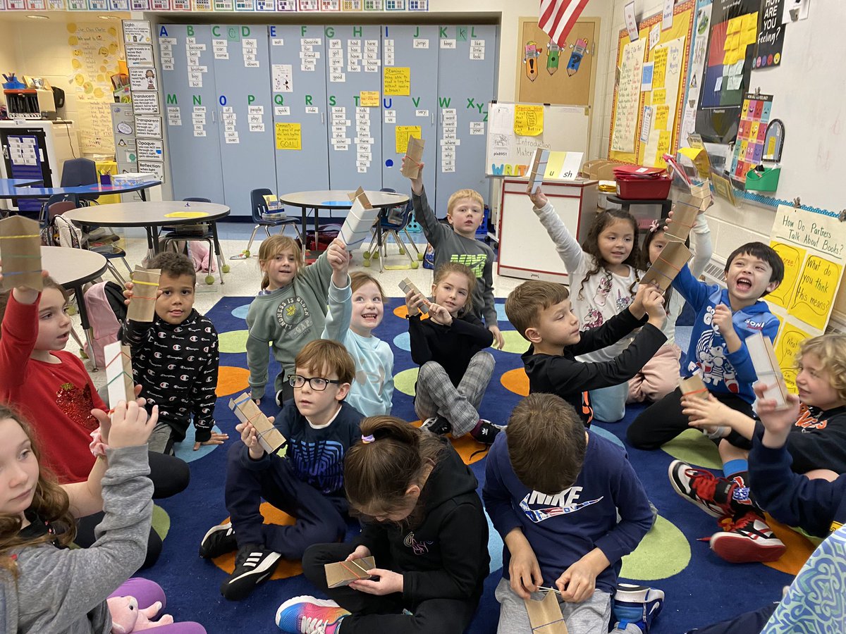 megsmith_ramsey's tweet image. Scientists explore how the length and width of a rubber band effect pitch!  We can see sound when the rubber band vibrates! #TeachingForUnderstanding @TisdaleSchool